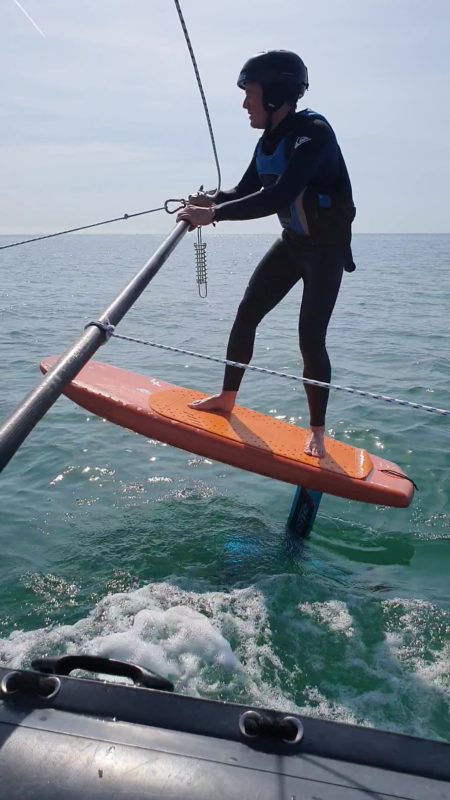 Un élève utilisant le simulateur de wingfoil de l'école B&Bob Kiteboarding pour apprendre les techniques de base.