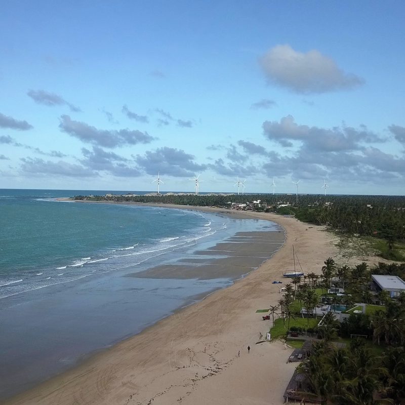"Des kitesurfeurs pratiquant sur les spots pittoresques autour d'Icaraí, encadrés par l'école B&Bob Kiteboarding."