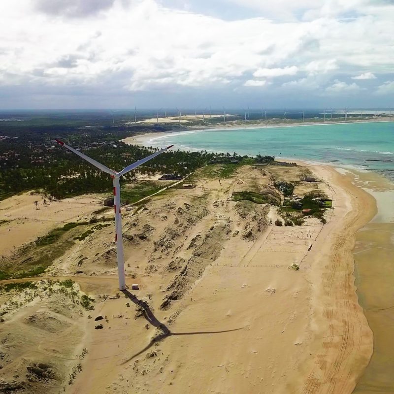 "Des kitesurfeurs pratiquant sur les spots pittoresques autour d'Icaraí, encadrés par l'école B&Bob Kiteboarding."