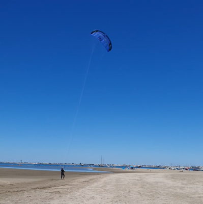 Apprendre le Kitesurf dans le Vent Léger : Une Expérience Inoubliable avec B&Bob Kiteboarding 4 pilotage vent léger